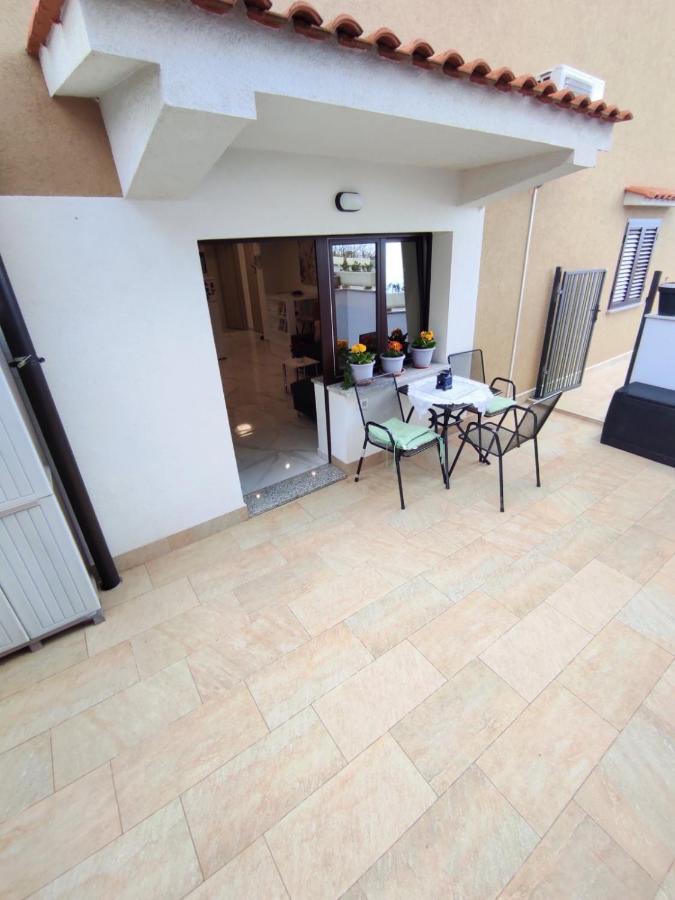 Apartman Dino With Heated Pool Omišalj Exteriör bild