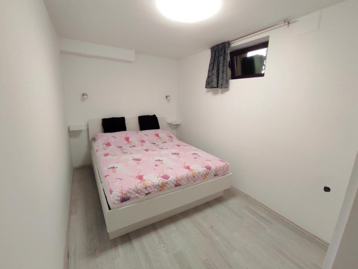 Apartman Dino With Heated Pool Omišalj Exteriör bild