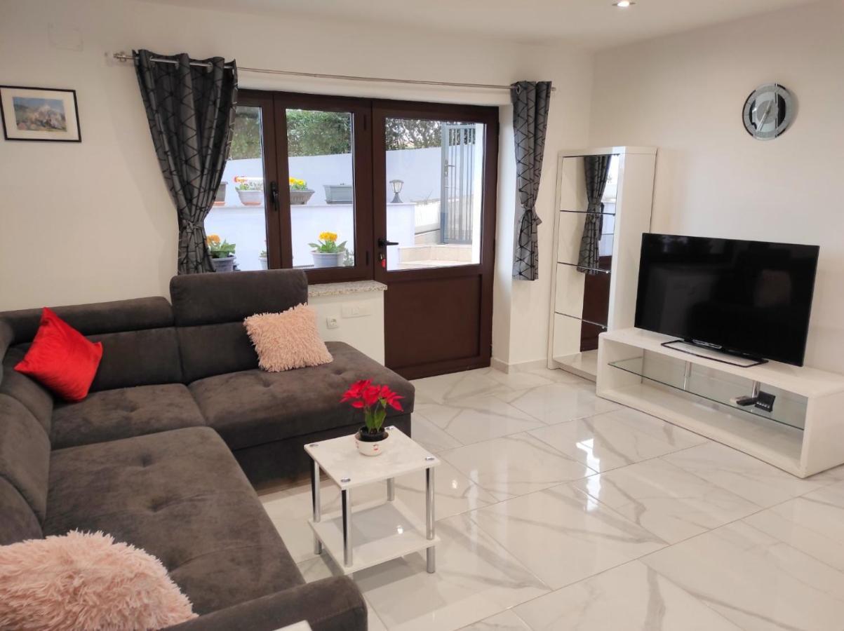 Apartman Dino With Heated Pool Omišalj Exteriör bild