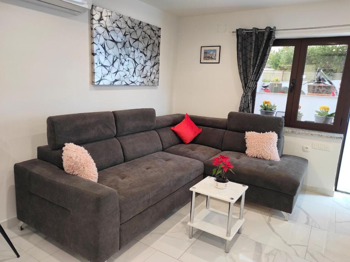 Apartman Dino With Heated Pool Omišalj Exteriör bild