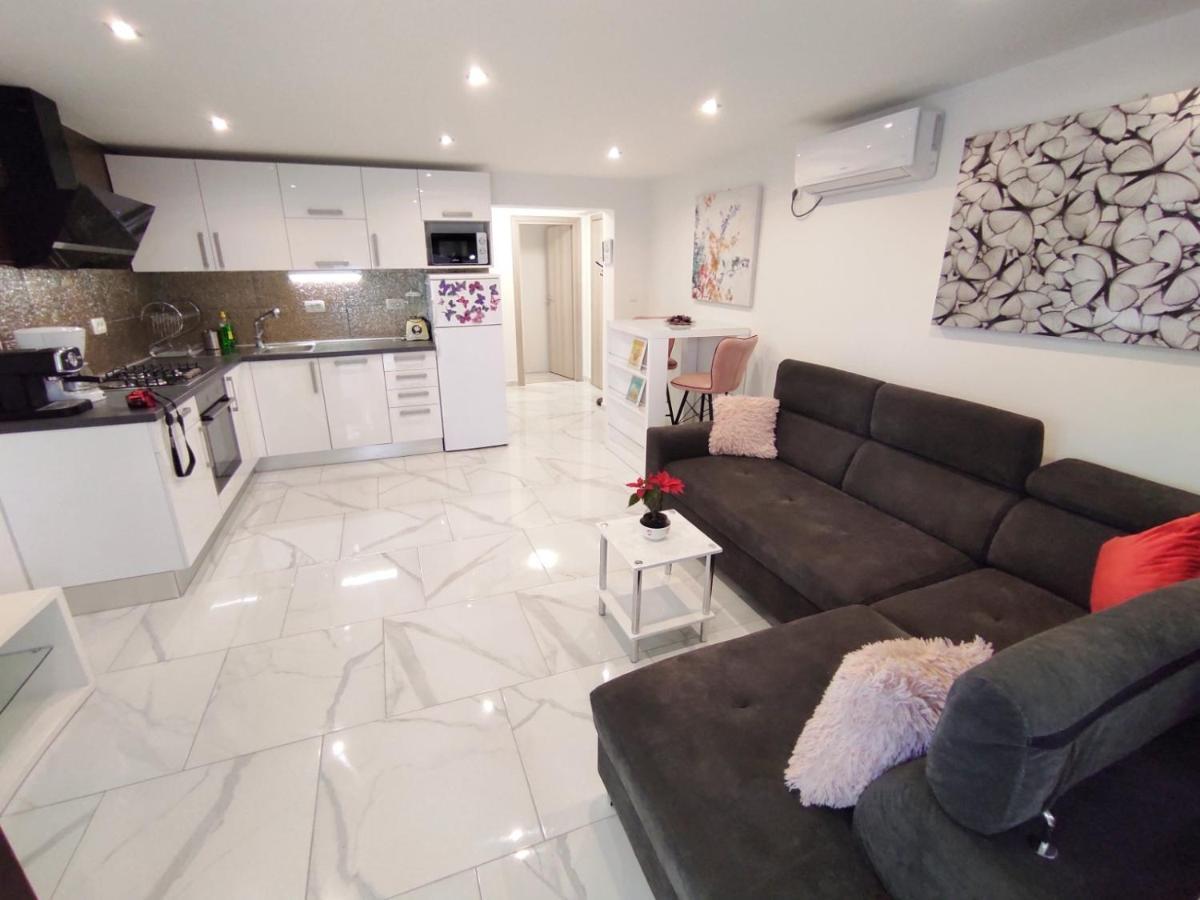 Apartman Dino With Heated Pool Omišalj Exteriör bild