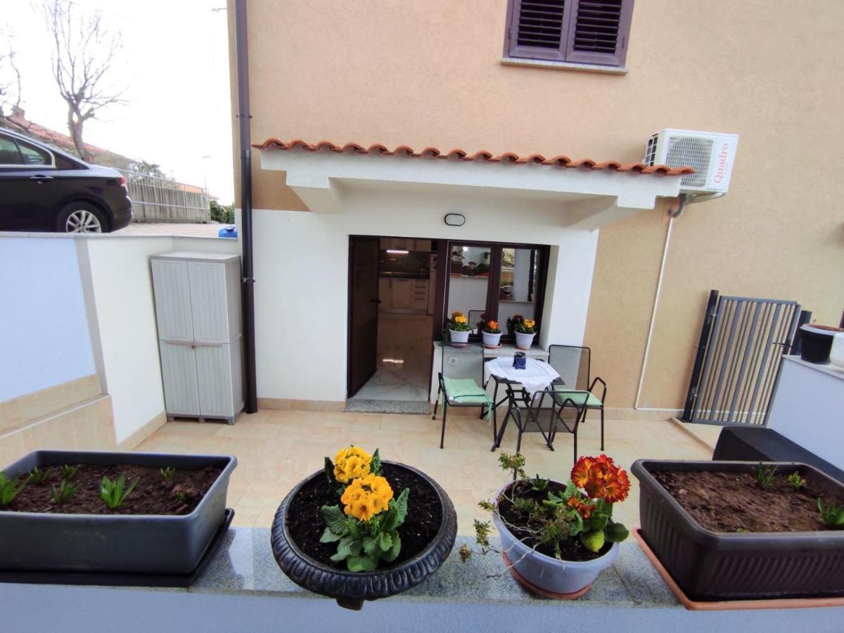 Apartman Dino With Heated Pool Omišalj Exteriör bild