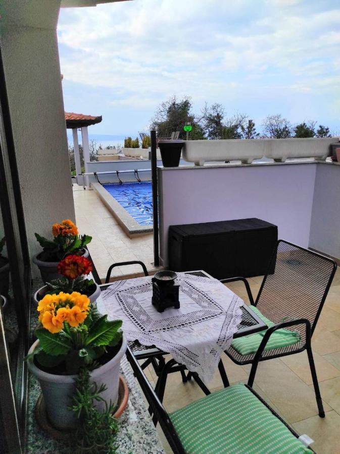 Apartman Dino With Heated Pool Omišalj Exteriör bild