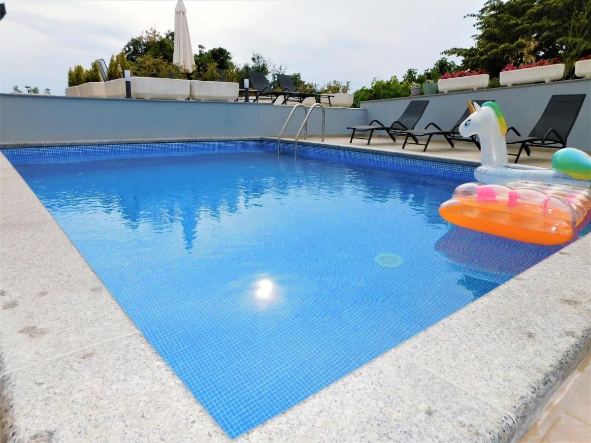 Apartman Dino With Heated Pool Omišalj Exteriör bild