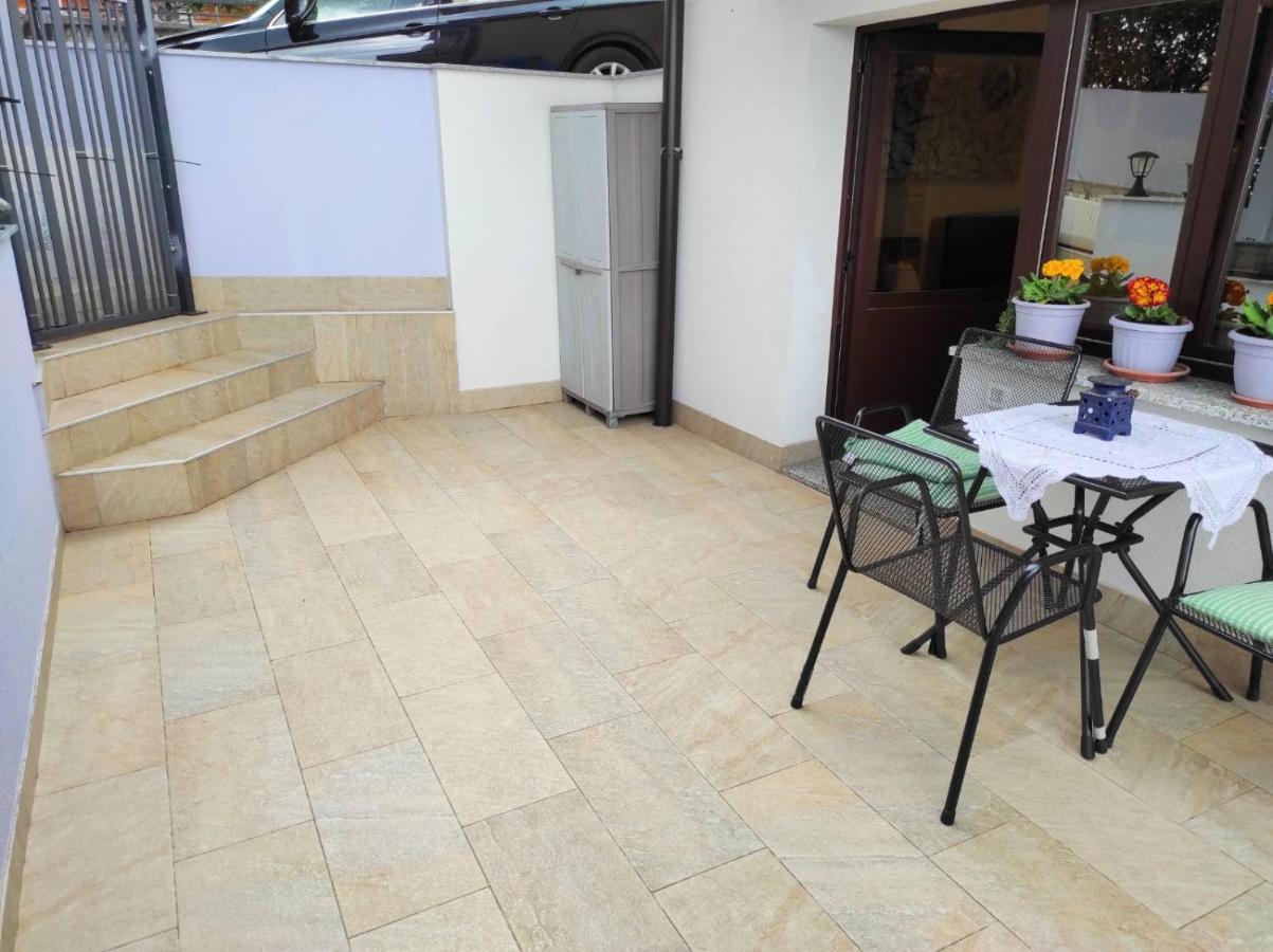 Apartman Dino With Heated Pool Omišalj Exteriör bild